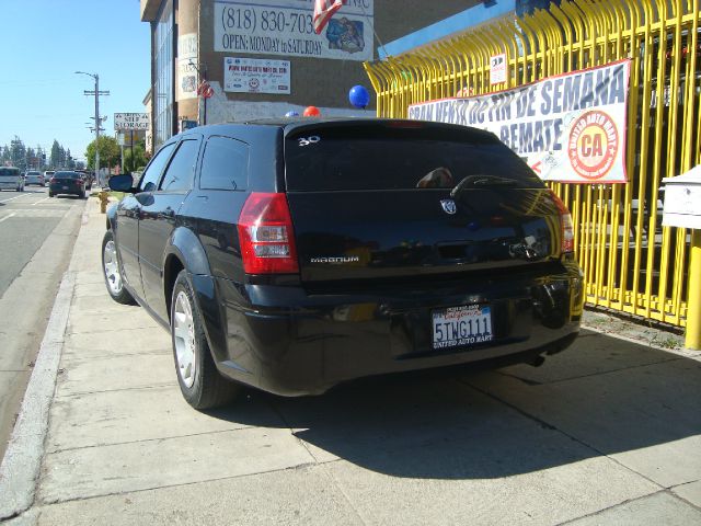 2006 Dodge Magnum SE