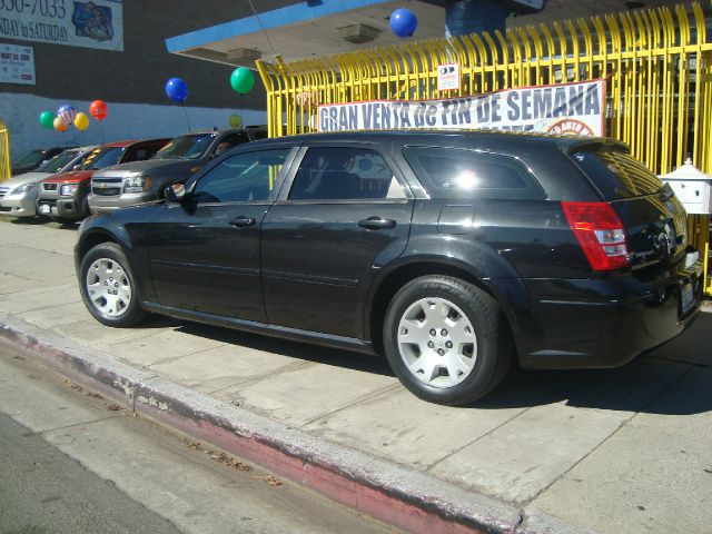 2006 Dodge Magnum SE