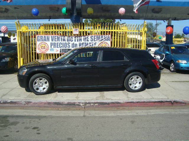 2006 Dodge Magnum SE