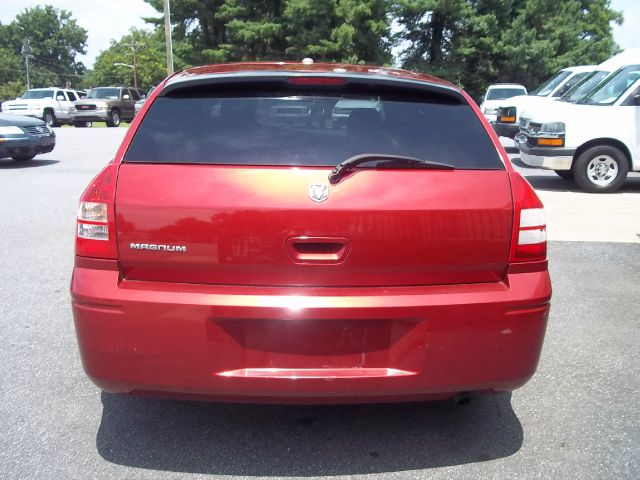 2006 Dodge Magnum SE