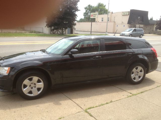 2008 Dodge Magnum Base