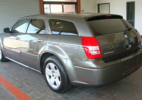 2008 Dodge Magnum Base