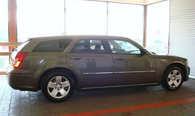 2008 Dodge Magnum Base