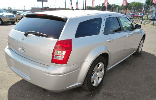 2008 Dodge Magnum SE