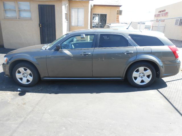 2008 Dodge Magnum Base