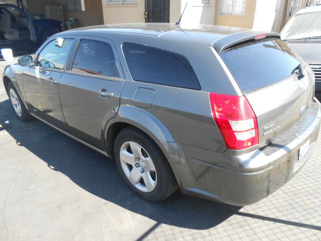 2008 Dodge Magnum Base