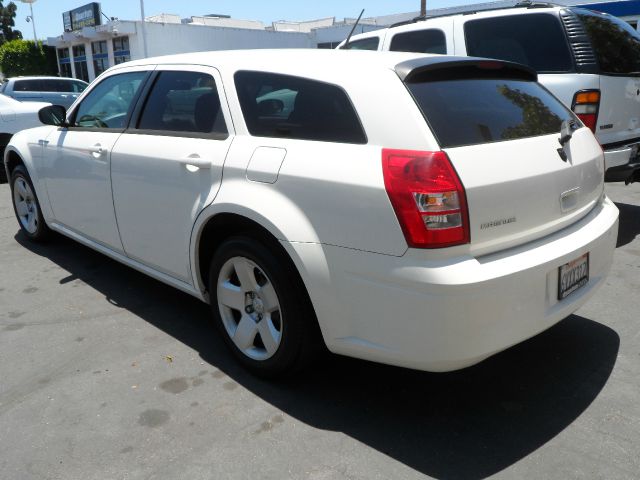 2008 Dodge Magnum Base