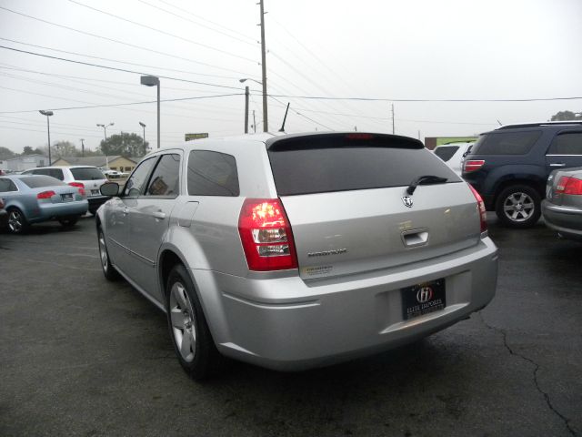 2008 Dodge Magnum Base