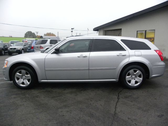 2008 Dodge Magnum Base