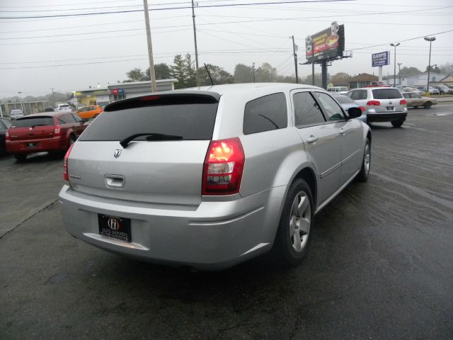 2008 Dodge Magnum Base