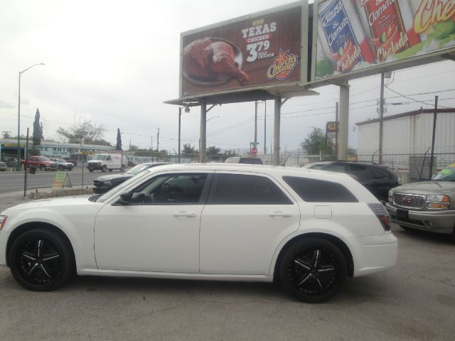 2008 Dodge Magnum Base