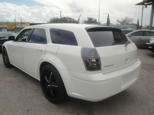 2008 Dodge Magnum Base