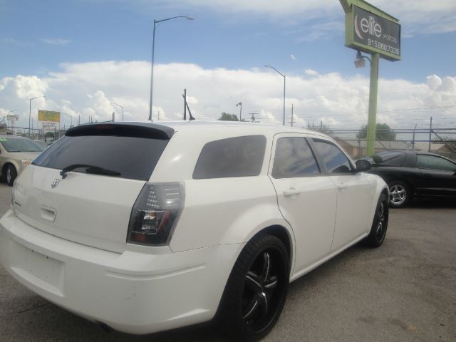 2008 Dodge Magnum Base