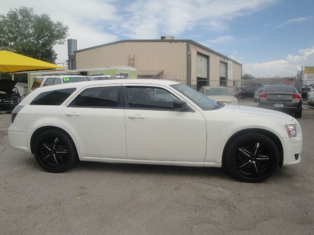 2008 Dodge Magnum Base