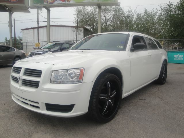 2008 Dodge Magnum Base