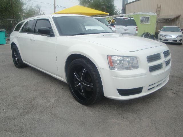 2008 Dodge Magnum Base