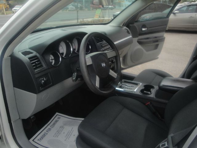 2008 Dodge Magnum Base