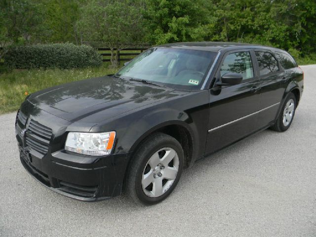 2008 Dodge Magnum Base