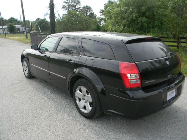 2008 Dodge Magnum Base