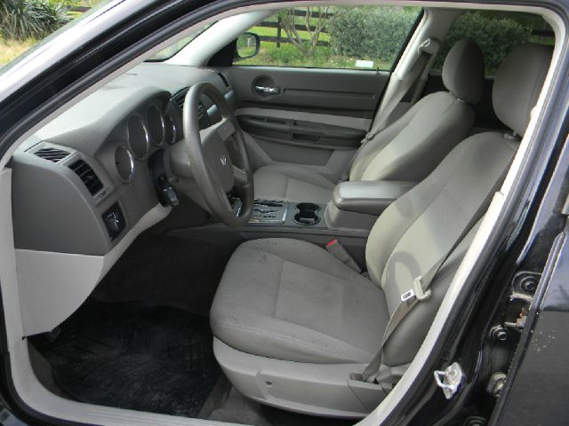 2008 Dodge Magnum Base