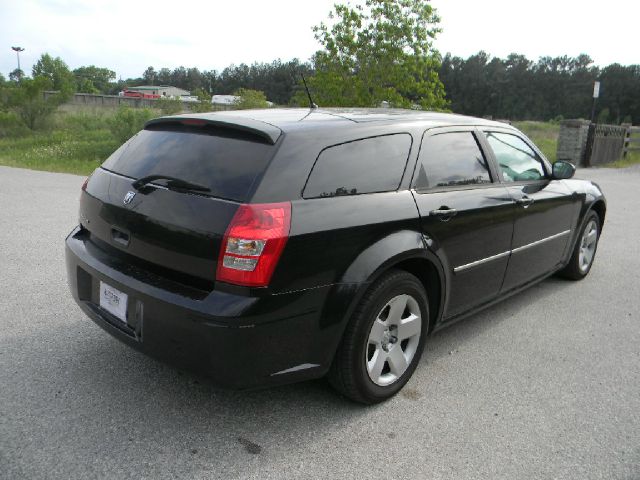 2008 Dodge Magnum Base