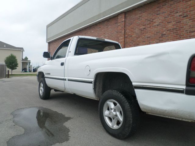 1997 Dodge Ram 1500 4dr Sdn I4 Auto LE With Sunroof