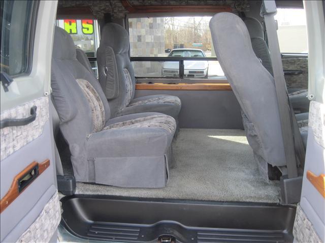 2001 Dodge Ram Van Base