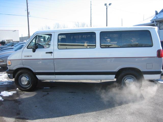 1994 Dodge Ram Wagon 4dr Sdn SXT RWD