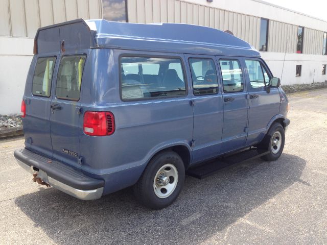 1995 Dodge Ram Wagon 4dr Sdn SXT RWD