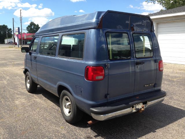 1995 Dodge Ram Wagon 4dr Sdn SXT RWD