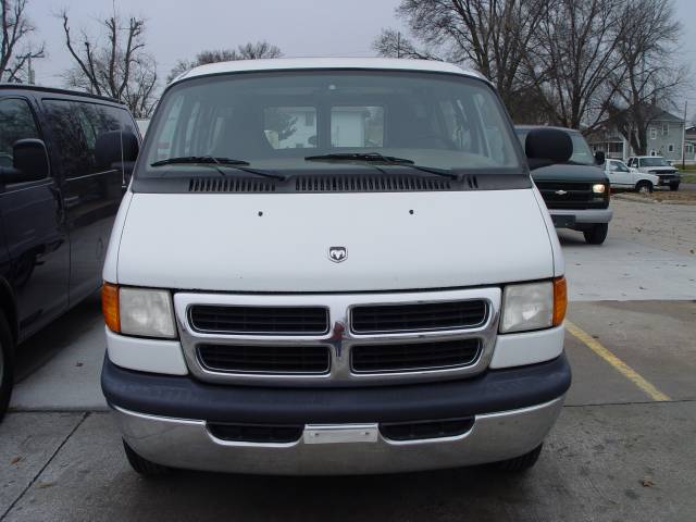 2000 Dodge Ram Wagon LS 4X4