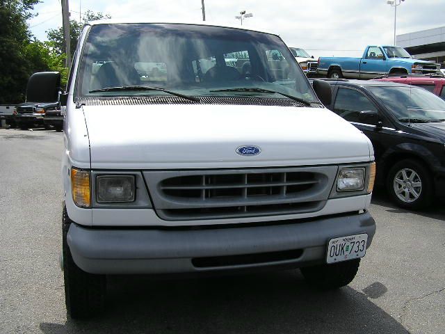 1997 Ford E350 Wagon L-100 AUTO