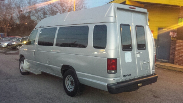 2004 Ford E350 Wagon 2.5 S Model