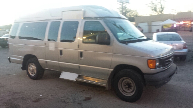 2004 Ford E350 Wagon 2.5 S Model