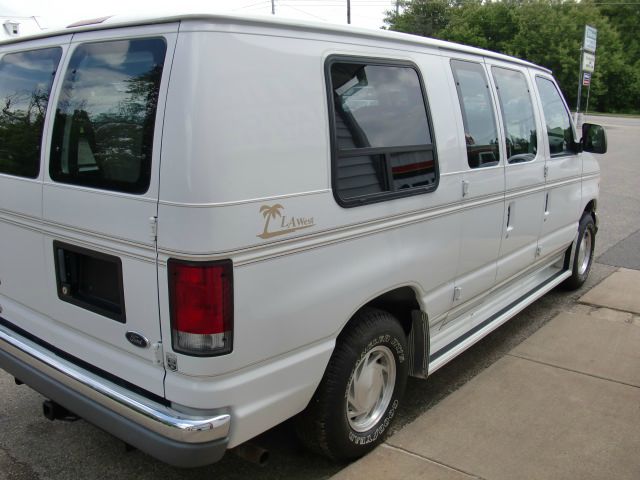 1999 Ford Econoline Ext Cab 125.9 Inch WB 4WD 4x4