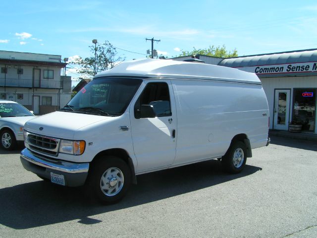 2000 Ford Econoline 2.5 S Model