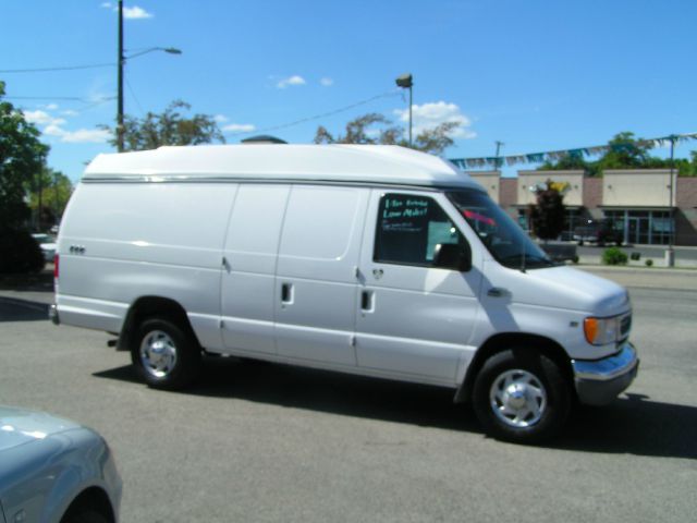 2000 Ford Econoline 2.5 S Model