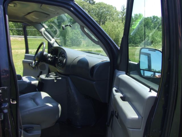 2003 Ford Econoline SE Truck