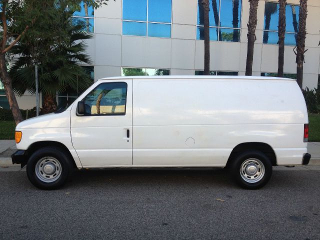 2004 Ford Econoline SE Truck