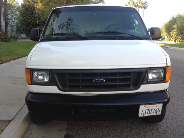 2004 Ford Econoline SE Truck