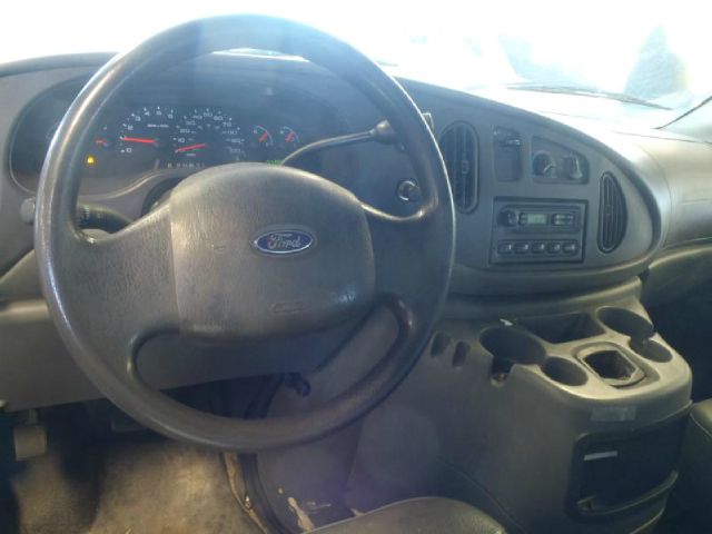 2004 Ford Econoline 2.5 S Model