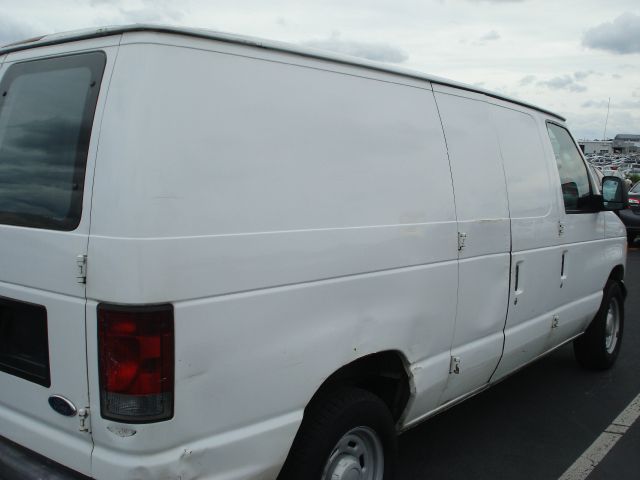 2005 Ford Econoline SE Truck