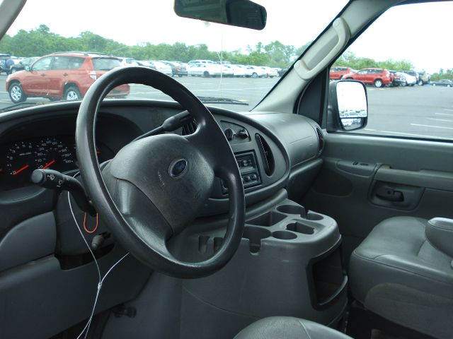 2005 Ford Econoline SE Truck