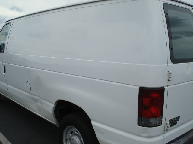 2005 Ford Econoline SE Truck