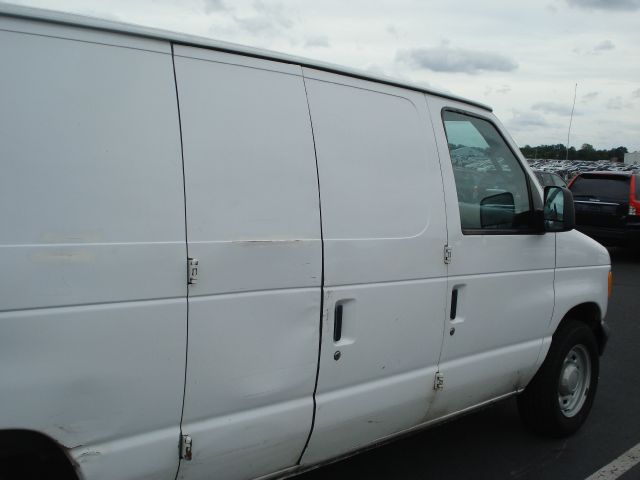 2005 Ford Econoline SE Truck