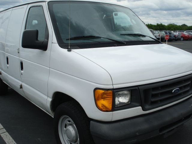 2005 Ford Econoline SE Truck