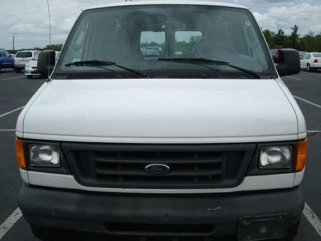 2005 Ford Econoline SE Truck