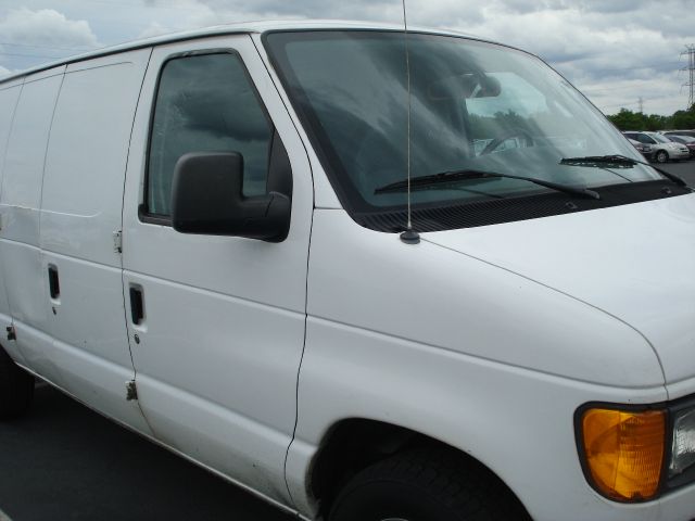 2005 Ford Econoline SE Truck