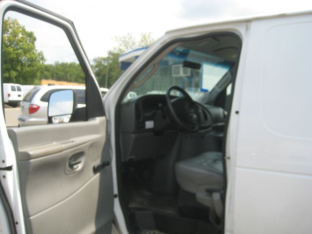 2005 Ford Econoline 2.5 S Model