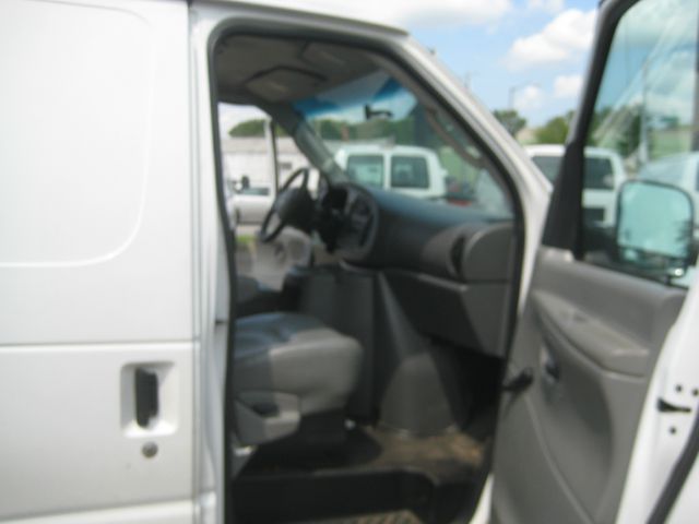 2005 Ford Econoline 2.5 S Model